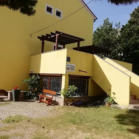 Rubessa S Parkirnim Mjestom * Baška