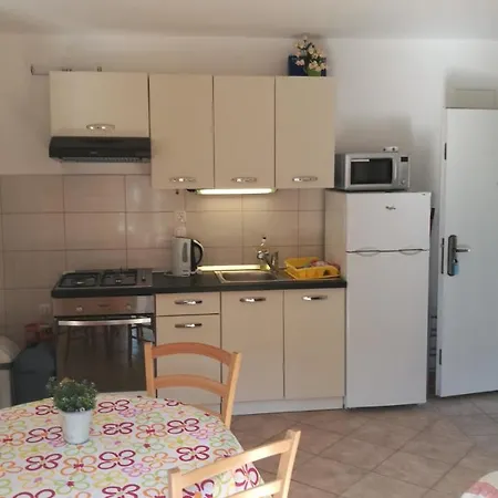 Rubessa S Parkirnim Mjestom *