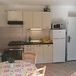 Rubessa S Parkirnim Mjestom *
