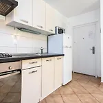 Rubessa S Parkirnim Mjestom